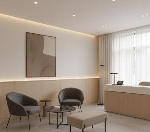 una sala de espera con dos sillas y una mesa en GozGen Apart, en Alejandreta