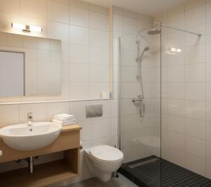 Un baño con inodoro, lavabo y ducha. en GozGen Apart, en Alejandreta 17 fotos más