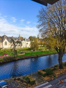 una vista de un río con un edificio en el fondo en Cosy Studio, en Quimperlé