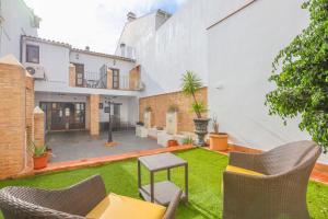 un patio al aire libre con sillas y una mesa en un patio en Andalucia, Aracena, en Aracena
