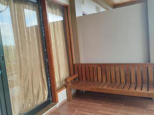 un banco sentado en una habitación con ventana en Senaru Lodge, en Senaru