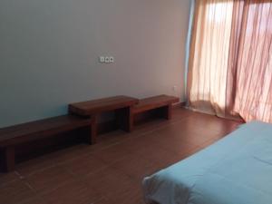 Habitación con 2 bancos, cama y ventana en Senaru Lodge, en Senaru