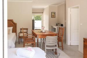 Η κουζίνα ή μικρή κουζίνα στο Villa Vredenrust Guesthouse +92 φωτογραφίες