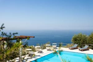 einen Pool mit Meerblick in der Unterkunft Villa Solaria in Massa Lubrense