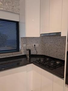 Kuchyň nebo kuchyňský kout v ubytování Modern Apartment in Praia