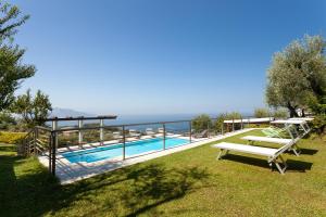 einen Pool mit Meerblick in der Unterkunft Villa Solaria in Massa Lubrense