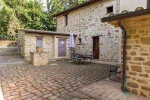 a patio in front of a stone building at Agriturismo La Palazzetta di Assisi in Assisi