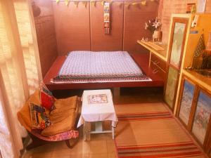 En eller flere senge i et værelse på House of Mud Eco Friendly Room