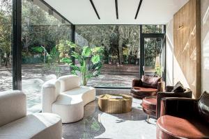 エスキシェヒルにあるSmart By Pointの家具と大きな窓のあるリビングルーム