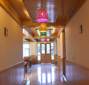 Φωτογραφία από το άλμπουμ του The Shangchul Heights COZY SHANGARH ESCAPE WITH TRADITIONAL DELIGHTS σε Jāmb