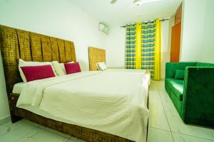 Postel nebo postele na pokoji v ubytování Sukoon Nyali Suites + 9 fotografií