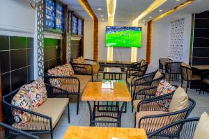 TV a/nebo společenská místnost v ubytování Sukoon Nyali Suites