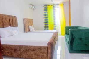 Postel nebo postele na pokoji v ubytování Sukoon Nyali Suites