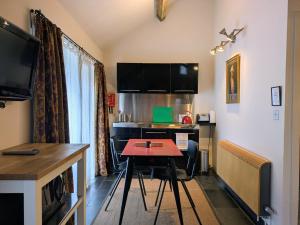 RudloeにあるLower Rudloe Farmのテーブルとキッチン付きの小さな部屋