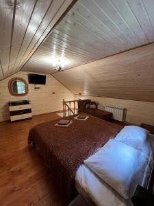 Ένα ή περισσότερα κρεβάτια σε δωμάτιο στο Лісова тиша Дворівневий Люкс +6 φωτογραφίες