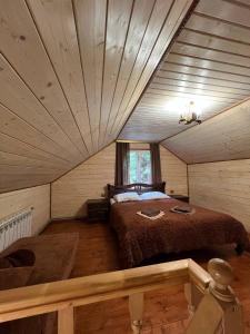 Ένα ή περισσότερα κρεβάτια σε δωμάτιο στο Лісова тиша Дворівневий Люкс