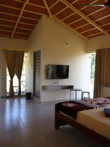 Μια τηλεόραση ή/και κέντρο ψυχαγωγίας στο Drizzle Home - A Cosy Stay