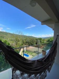 un'amaca sul balcone di una casa di Vila Fox Suites com Varanda a Lençóis