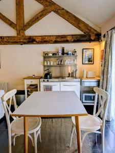 RudloeにあるLower Rudloe Farmの部屋にテーブルと椅子のあるキッチン +16枚の写真