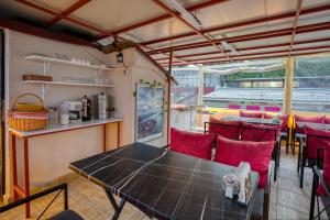 イスタンブールにあるViva Butik Sirkeci Apartのダイニングルーム(テーブル、赤い椅子付)