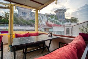 イスタンブールにあるViva Butik Sirkeci Apartの眺めの良いバルコニーにあるテーブルとソファ