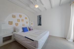 ナクソス・コラにあるVenti Villa Naxosの白いベッドルーム(ベッド1台、窓付)