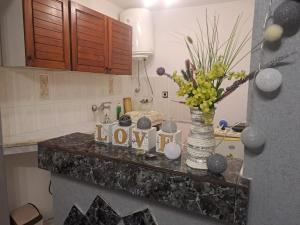 Køkken eller tekøkken på Бюджетна стая за двама