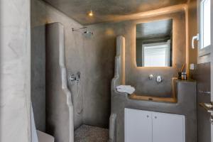 Un baño con ducha, lavabo y espejo. en Venti Villa Naxos, en Naxos Chora 26 fotos más