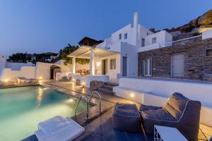 una villa con piscina por la noche en Venti Villa Naxos, en Naxos Chora