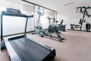 einen Fitnessraum mit Laufbändern und Heimtrainern in der Unterkunft Magnificent ocean view from downtown Viña in Viña del Mar