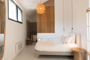 Ένα ή περισσότερα κρεβάτια σε δωμάτιο στο Coeur Cristal - Maison de maître & Ecolodge avec piscine et jardin