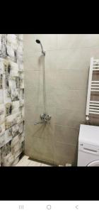 トビリシにあるKomfort Houseのバスルーム(シャワーブース、トイレ付)
