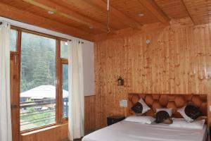 Postel nebo postele na pokoji v ubytování The Shangchul Heights COZY SHANGARH ESCAPE WITH TRADITIONAL DELIGHTS