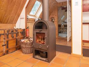 un poêle à bois dans une pièce d'une maison dans l'établissement 4 person holiday home in Rømø, à Lakolk