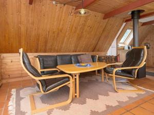 un salon avec un canapé, une table et des chaises dans l'établissement 4 person holiday home in Rømø, à Lakolk