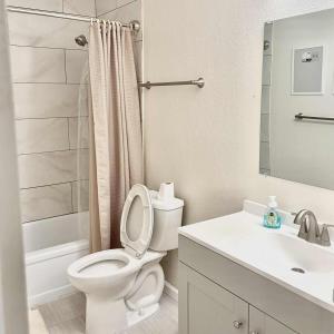 ein weißes Badezimmer mit Toilette und Waschbecken in der Unterkunft Near Lake, Golf and Tennis - Reno Condo in Reno
