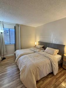 ein Schlafzimmer mit zwei Betten und einem Fenster in der Unterkunft Near Lake, Golf and Tennis - Reno Condo in Reno