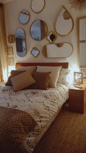 ein Schlafzimmer mit einem großen Bett mit Spiegeln an der Wand in der Unterkunft El Paraiso de Pepa in Castellón de la Plana