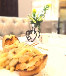 un trozo de pasta en un plato sobre una mesa en Asato Hotel, en Asaba