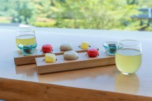a wooden tray with cheese and glasses of wine on a table at Soratoniwa Atami Izusan in Atami