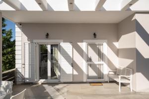 Villa Evanthia في Áyios Yeóryios: فناء فيه باب أبيض وكرسي