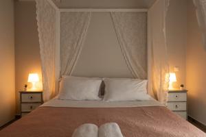 Villa Evanthia في Áyios Yeóryios: غرفة نوم بسرير ومصباح ونافذة