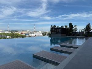 een groot zwembad bovenop een gebouw bij Subang Studio 6 Pax Home in Subang Jaya