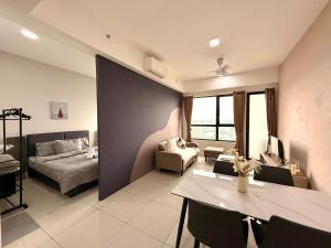 een woonkamer met een bed en een tafel. bij Subang Studio 6 Pax Home in Subang Jaya +24 foto's