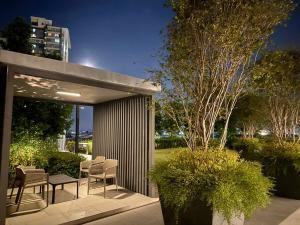 een patio met stoelen en een tafel en een gebouw bij Subang Studio 6 Pax Home in Subang Jaya