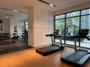 een fitnessruimte met twee loopbanden en een loopband bij Subang Studio 6 Pax Home in Subang Jaya