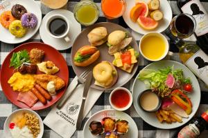 une table avec des assiettes de petits-déjeuners et de boissons dans l'établissement Hotel Resol Kyoto Shijo Muromachi, à Kyoto