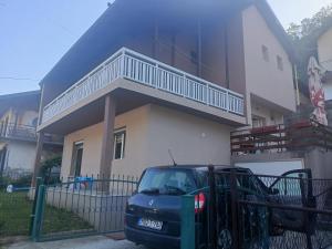 Το κτήριο όπου στεγάζεται  το διαμέρισμα