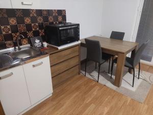 Η κουζίνα ή μικρή κουζίνα στο Apartman Sumatra