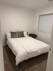 Ένα ή περισσότερα κρεβάτια σε δωμάτιο στο Premium 4BR Home Near Nature & Shops